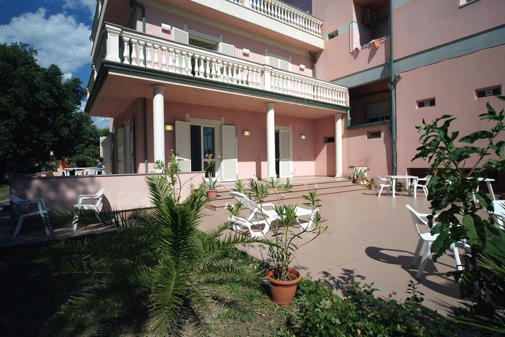 Hotel Happy Марина-ді-П'єтразанта Екстер'єр фото