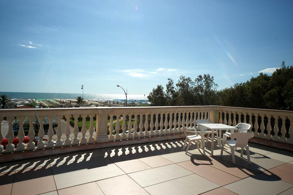 Hotel Happy Марина-ді-П'єтразанта Екстер'єр фото