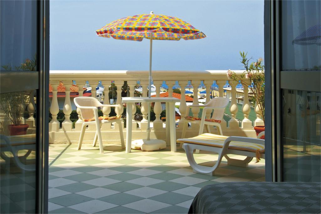 Hotel Happy Марина-ді-П'єтразанта Екстер'єр фото