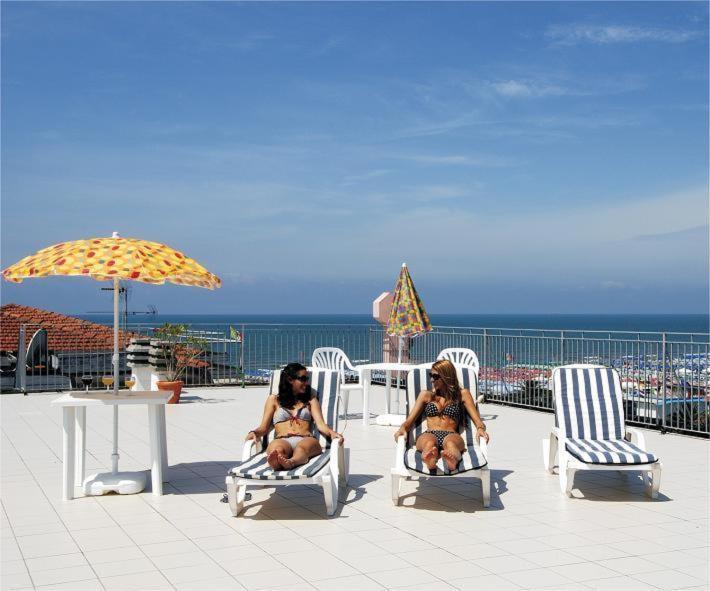 Hotel Happy Марина-ді-П'єтразанта Екстер'єр фото