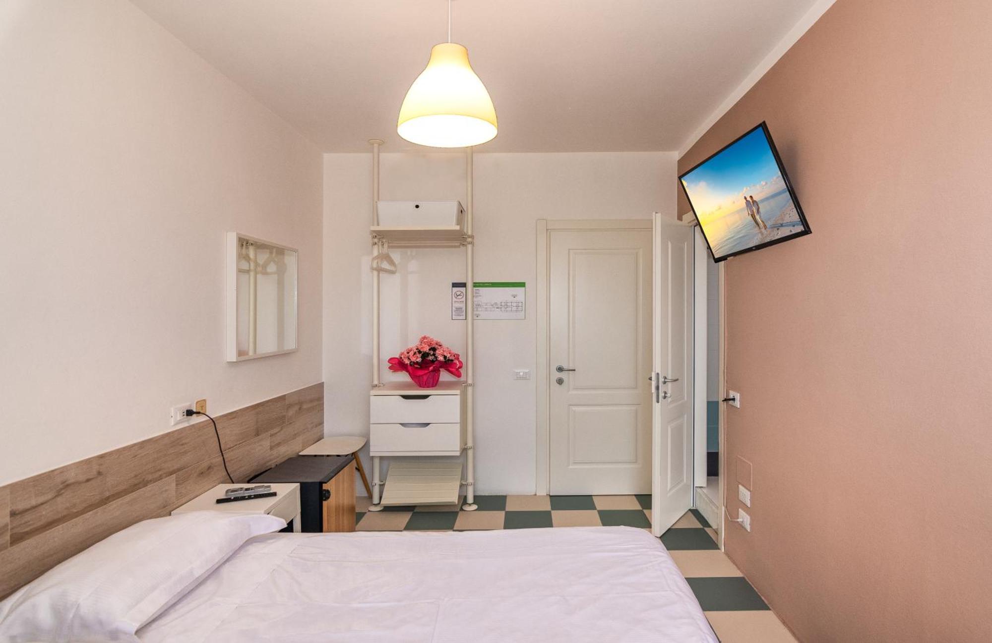 Hotel Happy Марина-ді-П'єтразанта Екстер'єр фото