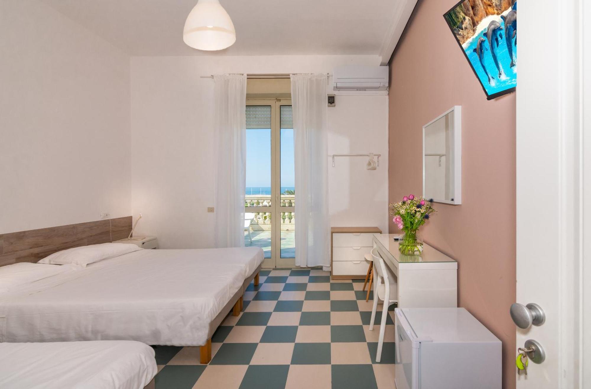 Hotel Happy Марина-ді-П'єтразанта Екстер'єр фото