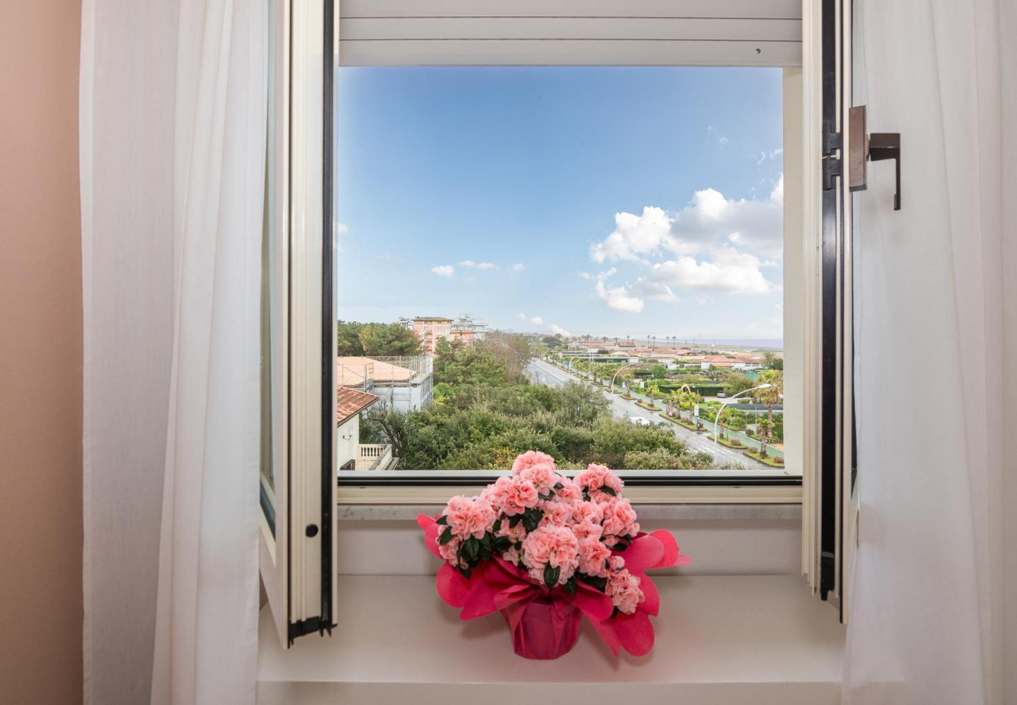 Hotel Happy Марина-ді-П'єтразанта Екстер'єр фото