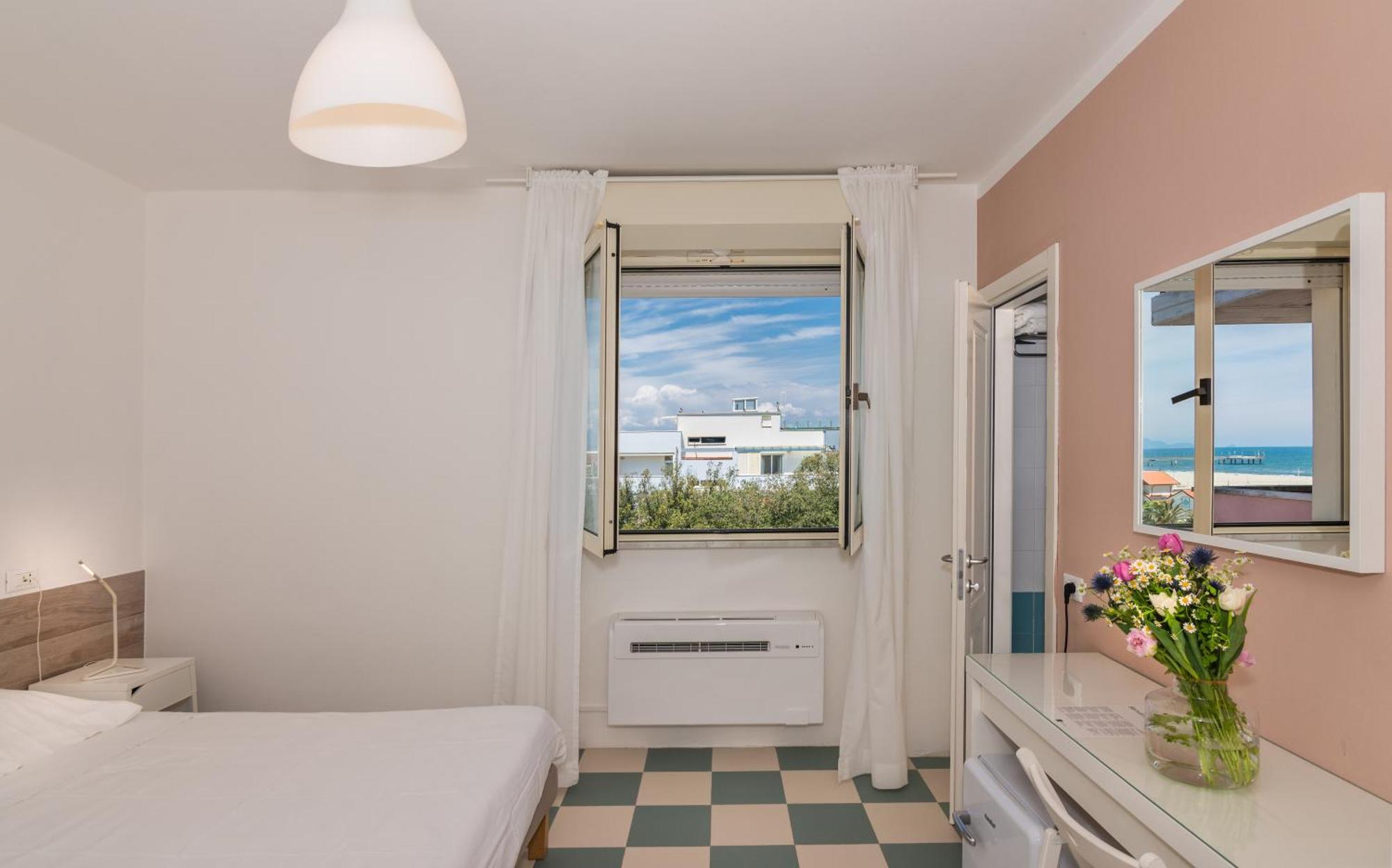 Hotel Happy Марина-ді-П'єтразанта Екстер'єр фото