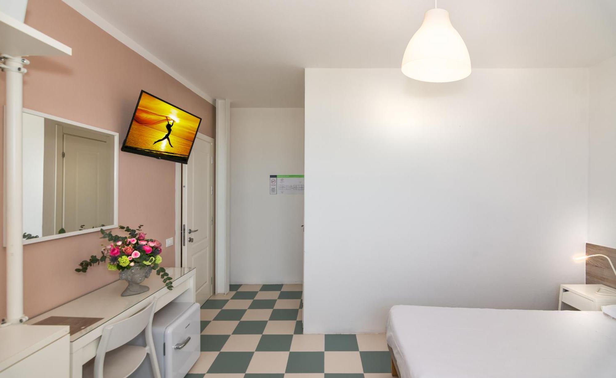 Hotel Happy Марина-ді-П'єтразанта Екстер'єр фото