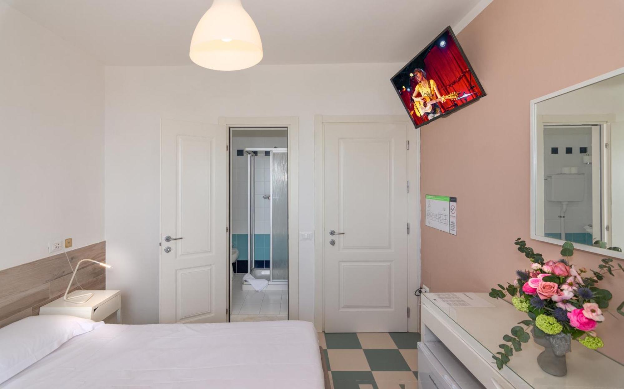 Hotel Happy Марина-ді-П'єтразанта Екстер'єр фото