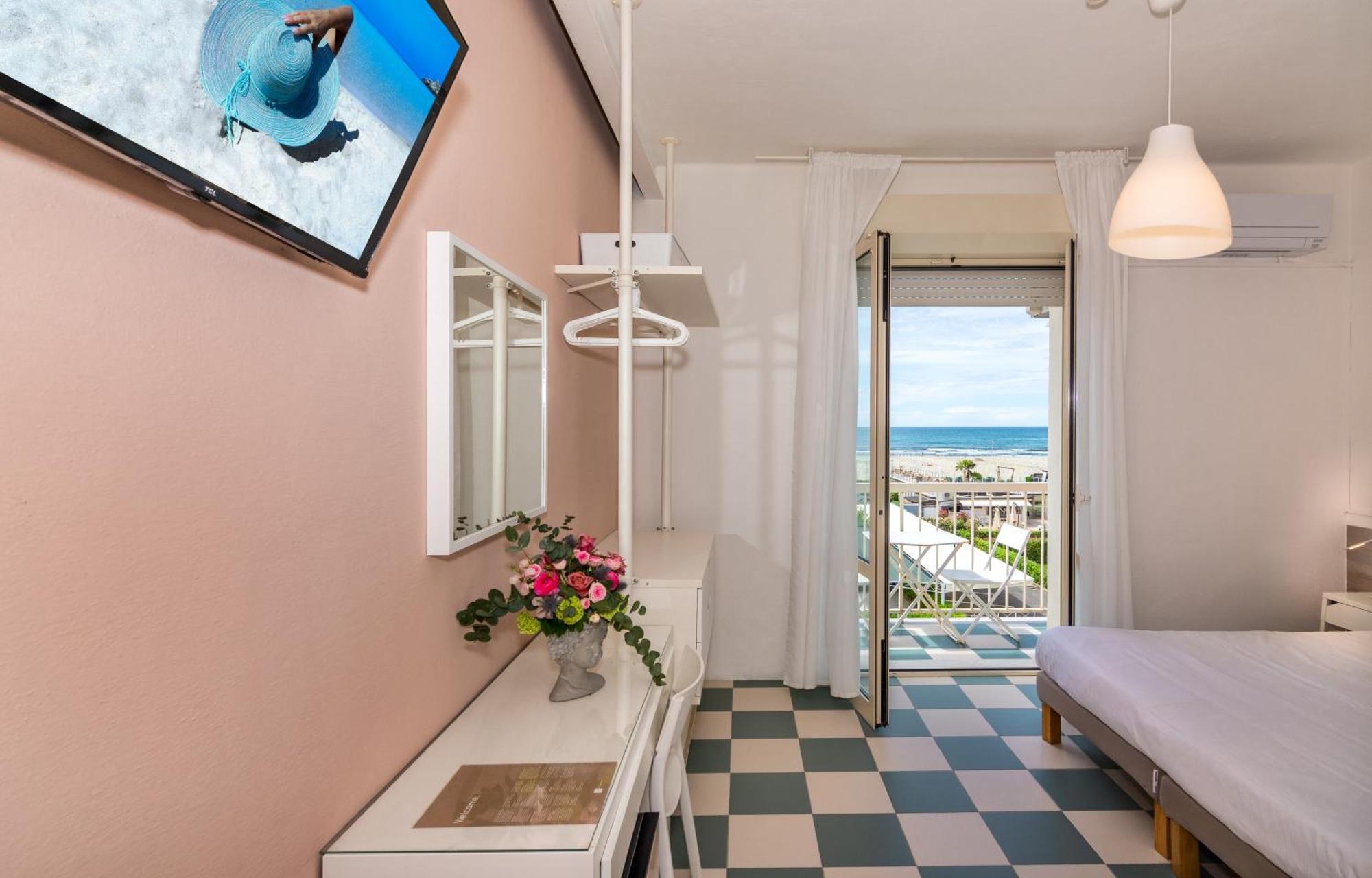 Hotel Happy Марина-ді-П'єтразанта Екстер'єр фото