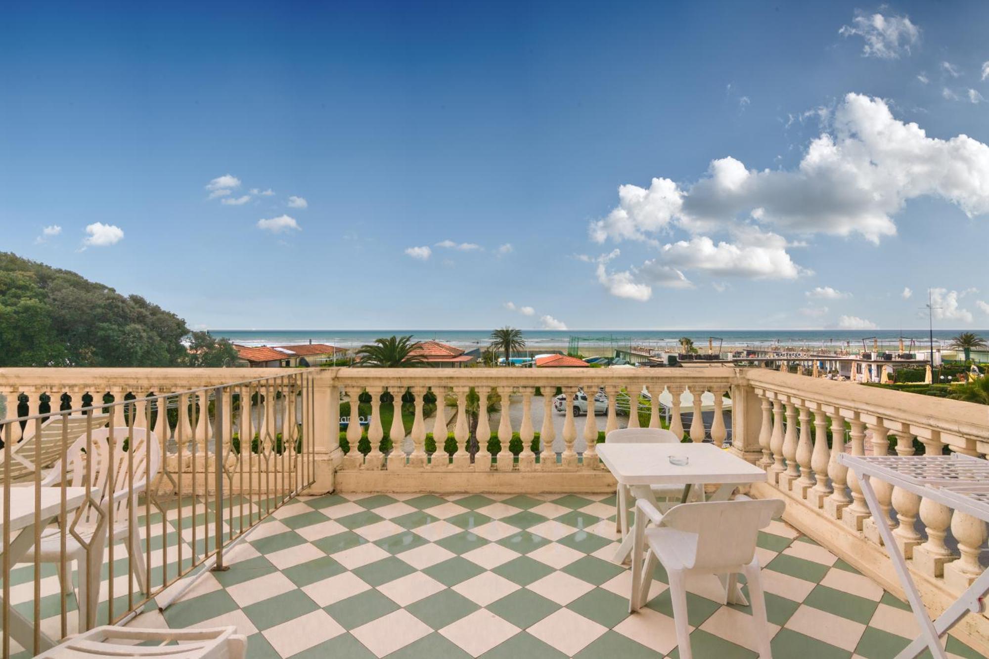 Hotel Happy Марина-ді-П'єтразанта Екстер'єр фото