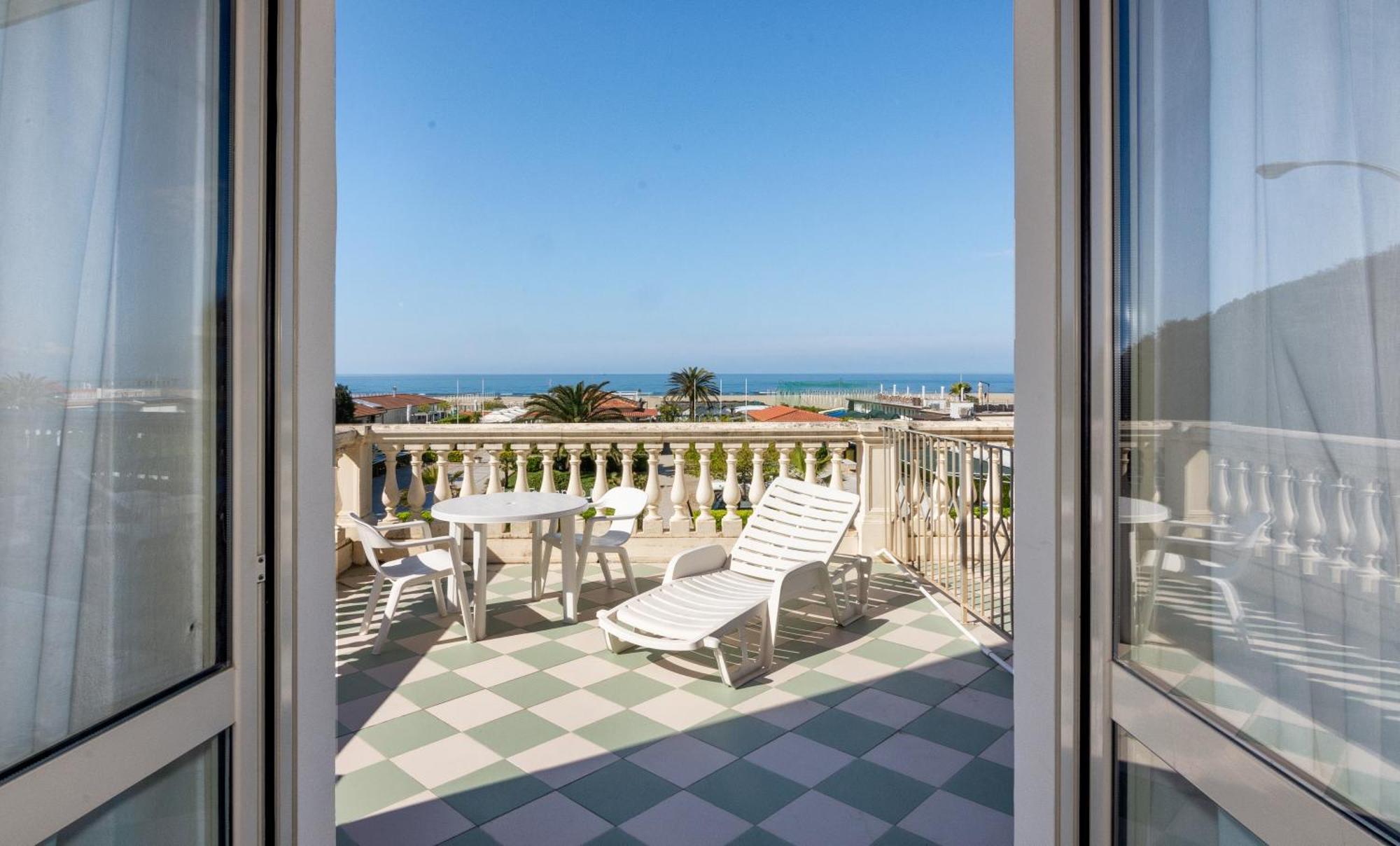 Hotel Happy Марина-ді-П'єтразанта Екстер'єр фото