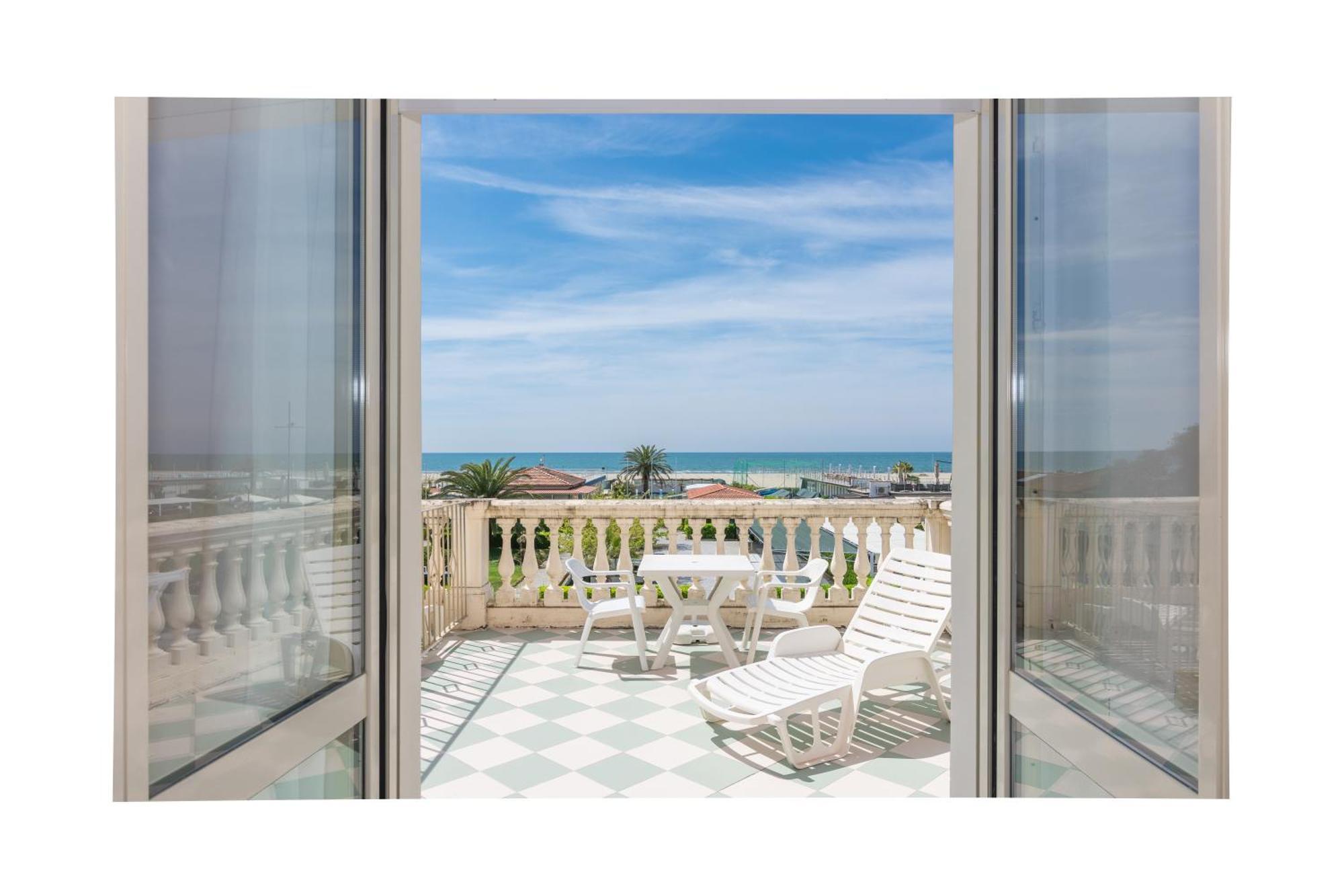 Hotel Happy Марина-ді-П'єтразанта Екстер'єр фото