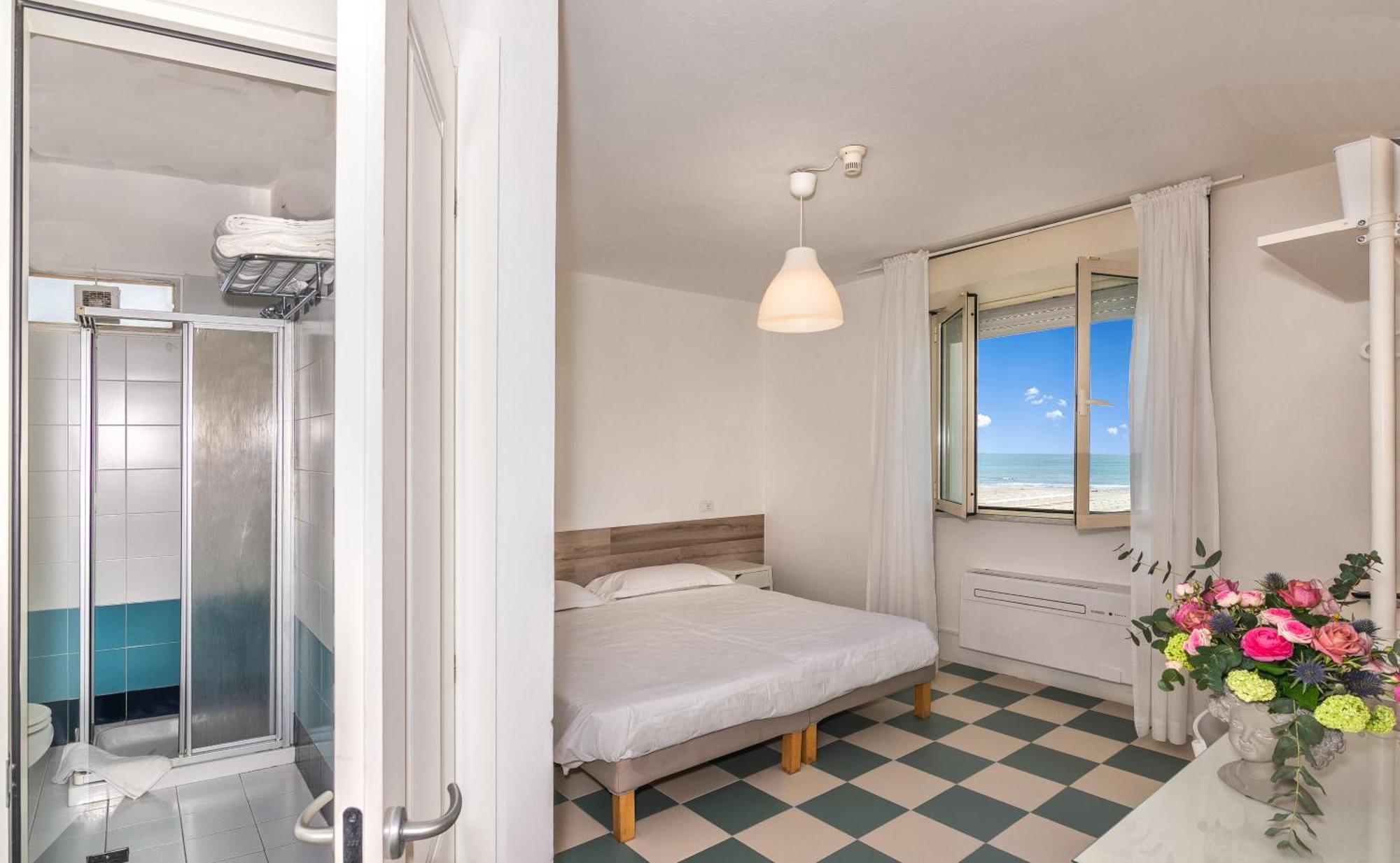 Hotel Happy Марина-ді-П'єтразанта Екстер'єр фото