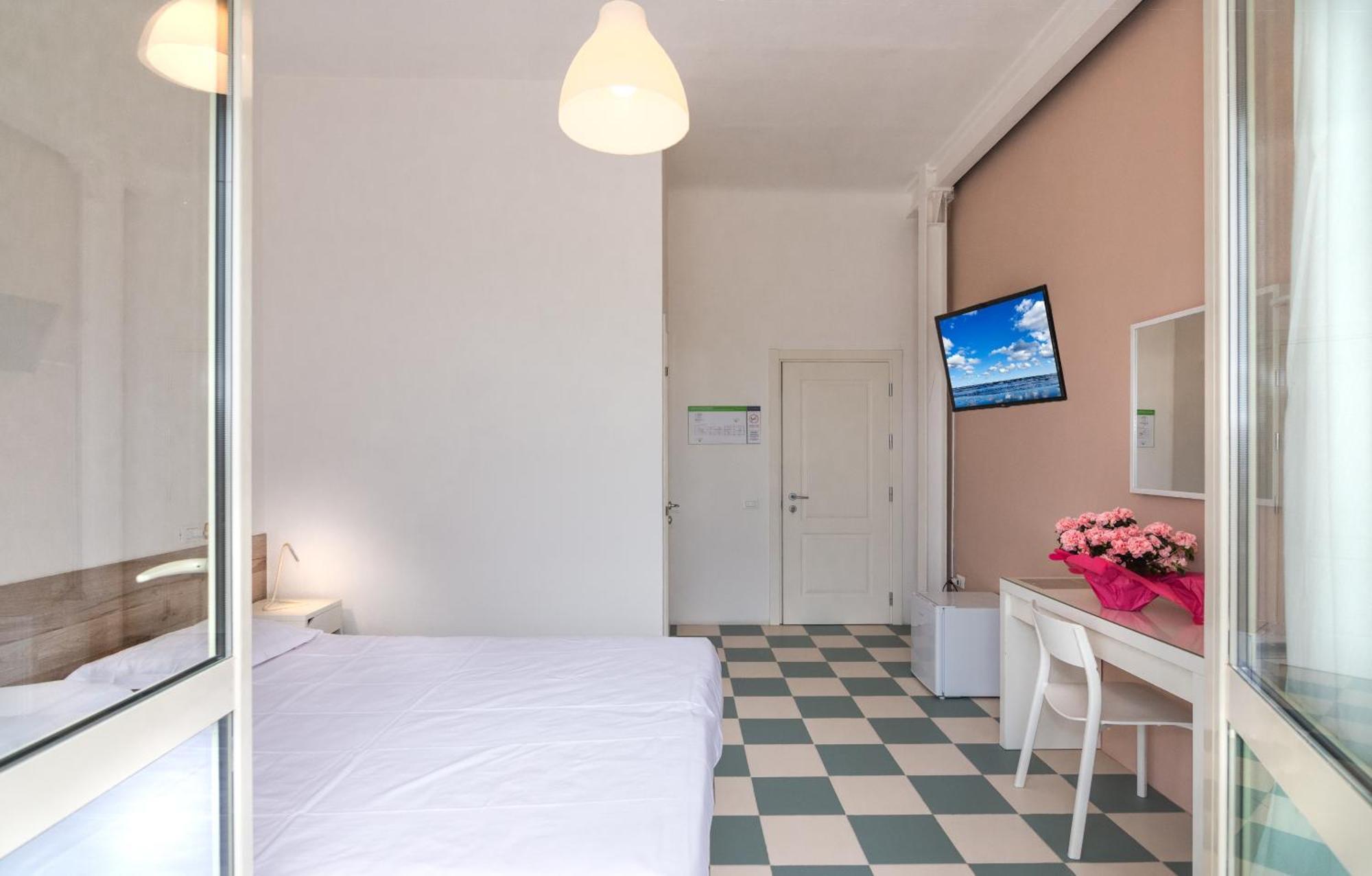 Hotel Happy Марина-ді-П'єтразанта Екстер'єр фото