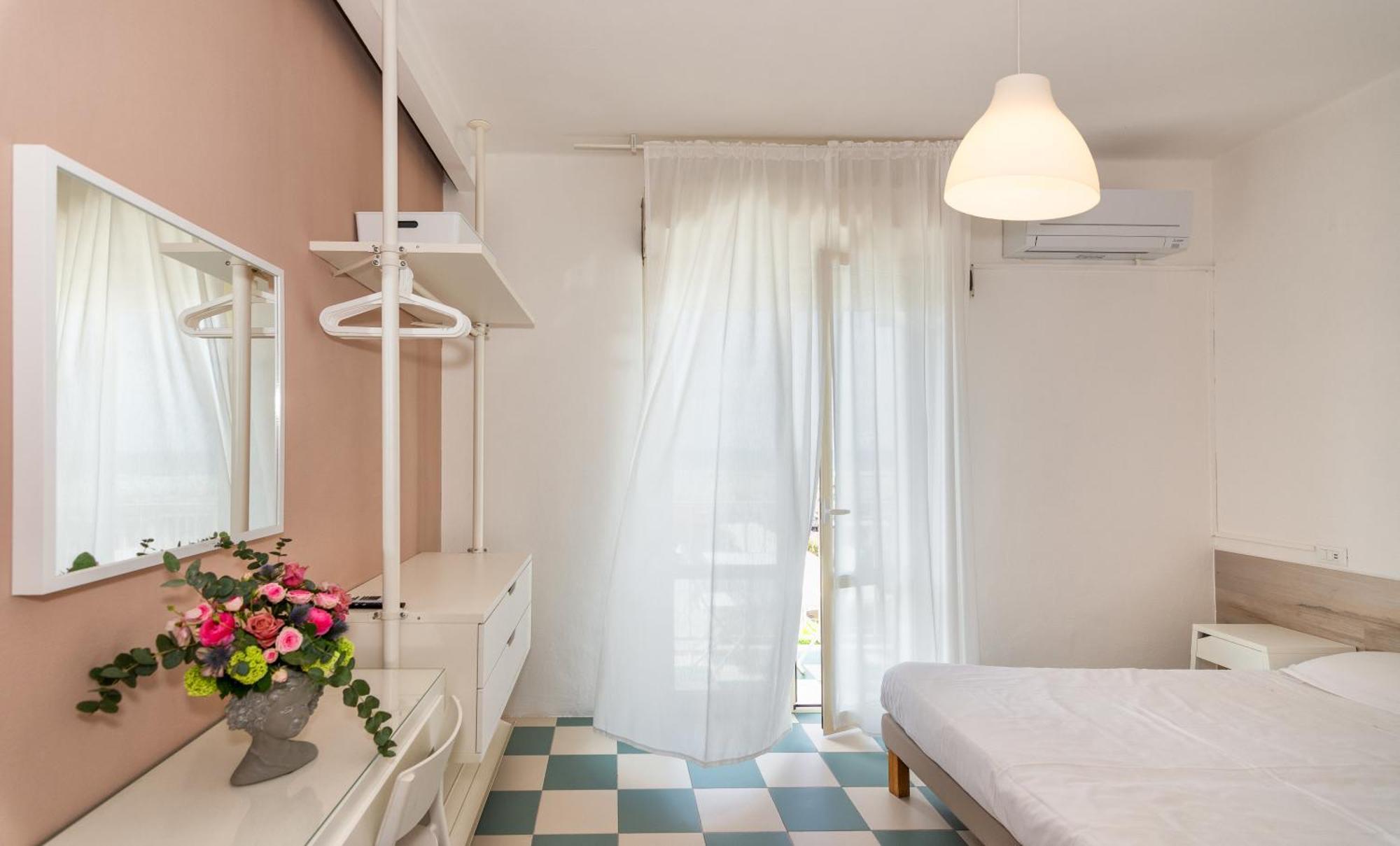 Hotel Happy Марина-ді-П'єтразанта Екстер'єр фото