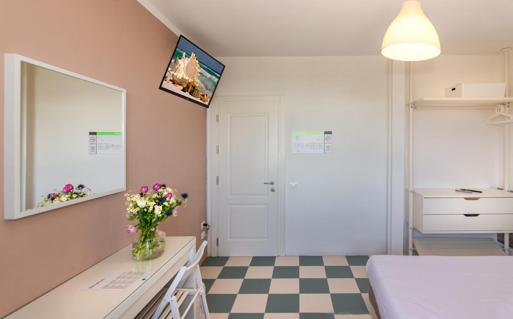 Hotel Happy Марина-ді-П'єтразанта Екстер'єр фото