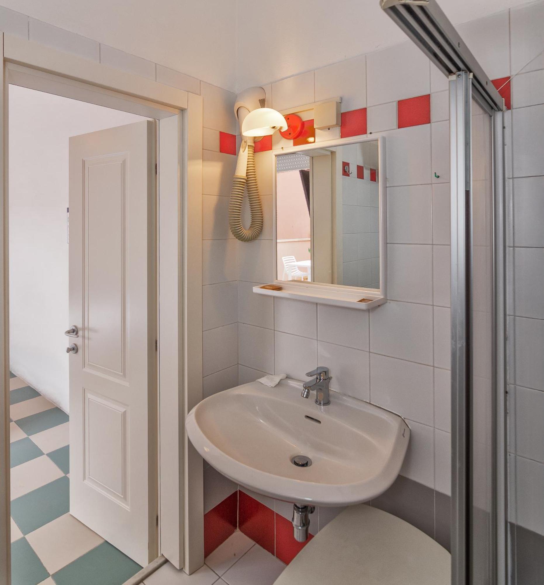 Hotel Happy Марина-ді-П'єтразанта Екстер'єр фото
