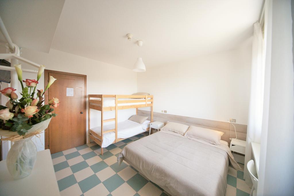 Hotel Happy Марина-ді-П'єтразанта Екстер'єр фото